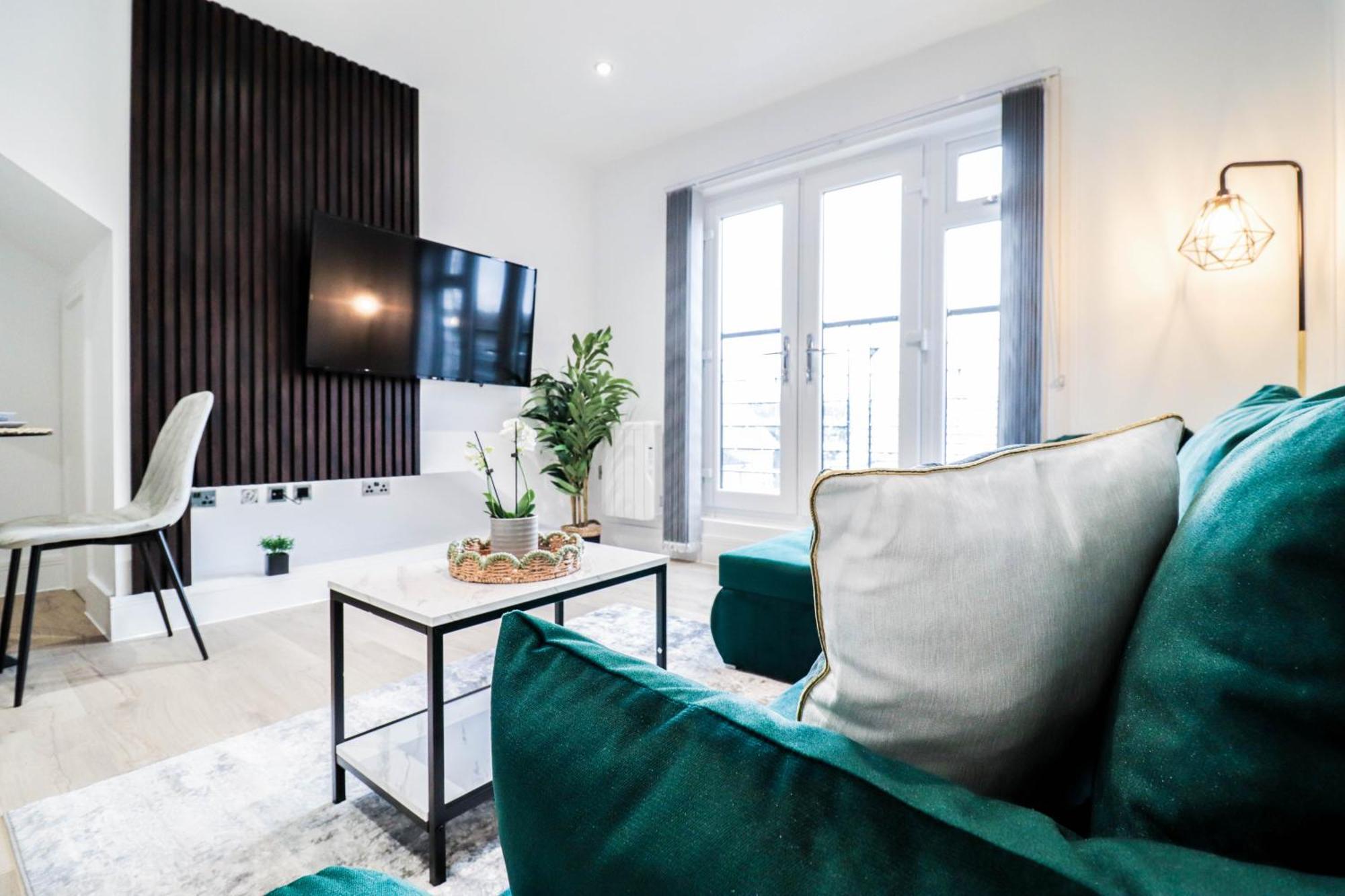 Modern 1-Bed Apartment In Buckinghamshire With Free Wifi, Parking & Garden High Wycombe Zewnętrze zdjęcie